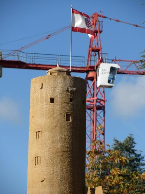 Turm der Eppsteiner Burg mit Baukran