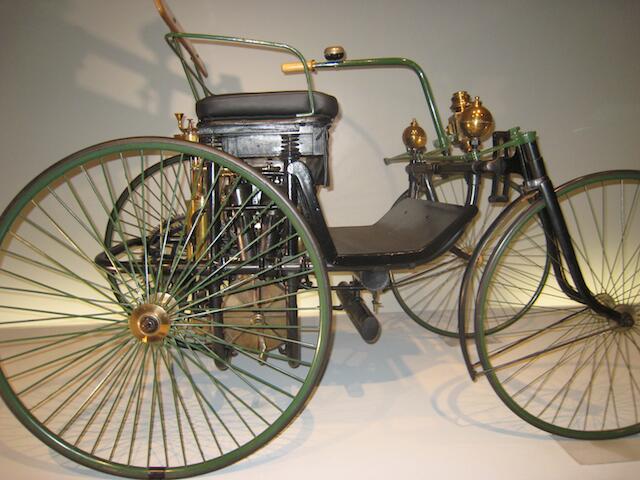 Der Daimler Motor-Quadricycle, auch Stahlradwagen genannt, wurde 1889 auf der Pariser Weltausstellung gezeigt.
