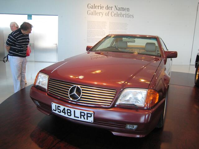 1991 erwirbt Prinzessin Diana diesen Mercedes-Benz 500 SL. Auf Drängen des Königshauses, der Gewerkschaften und der britischen Industrie gibt sie den leistungsstarken Sportwagen im September 1992 zurück.