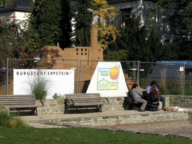 Die Eppsteiner Sandburg ist auch im Oktober noch zu bewundern.