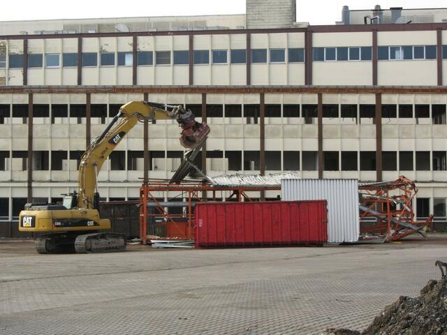 Der Greifer zerlegt die Brückenteile. (13.10.2011)