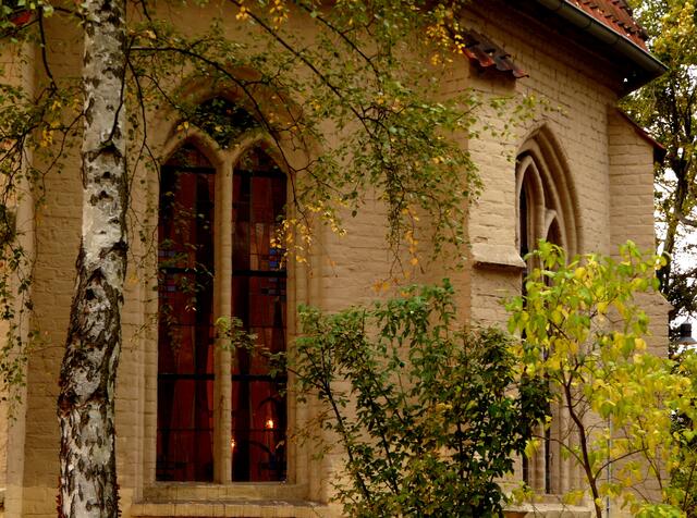 Die abendlichen Radtouren führen auch immer wieder  durch den Ortskern Großburgwedels, vorbei an der St. Petri Kirche.