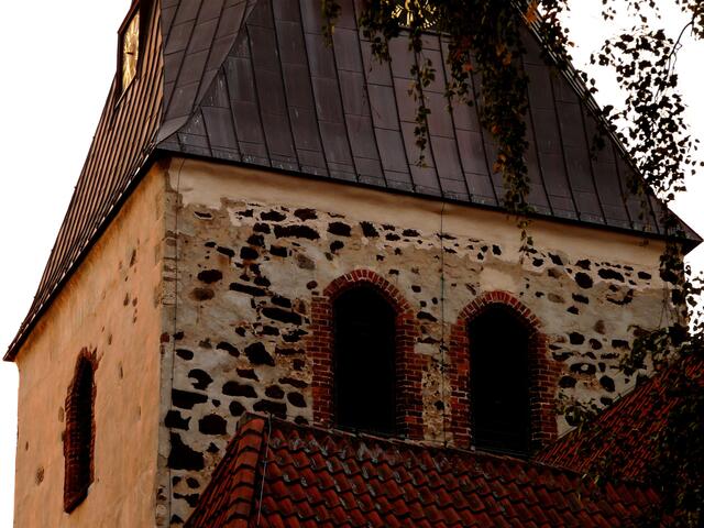 Der Turm der St. Petri Kirche im Abendsonnenlicht.