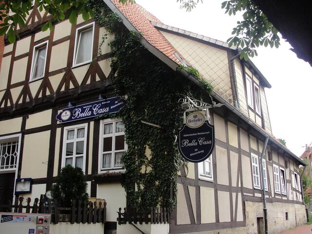 Dieses Gebäude beherbergte bis vor gar nicht langer Zeit den Klosterkrug, der schon Anfang des 17. Jahrhunderts Erwähnung fand und als älteste Gaststätte Niedersachsens bekannt war.