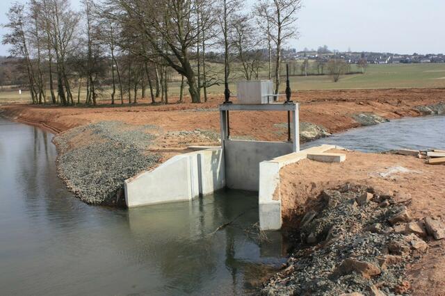 Eine neu gebaute Schützanlage regelt die Wasserzufuhr für den Wohra-Sandfang und die Mühlen-Wohra. Der neue Bachlauf (links) wird im Westen um den Sandfang geführt (12.03.2011)