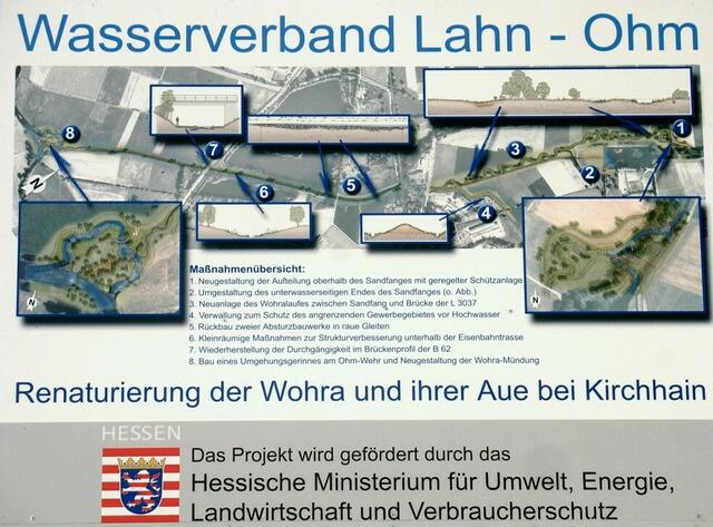 Auf dem Bauschild zur Renaturierung der Wohra und ihrer Aue bei Kirchhain ist das Gesamtprojekt mit seinen Teilmaßnahmen dargestellt (09.10.2010)