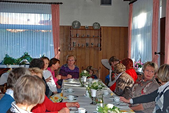 Bei Kaffee und Kuchen hören die Uetzer LandFrauen viel über Margarete Steiff.