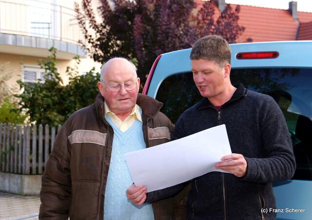 Schreinerei Sedlmeyr Rinnenthal - Mit großem Interesse immer noch am Geschehen: Senior Albert Sedlmeyr (links) informiert sich bei Pallotiner Br. Bert Meyer
