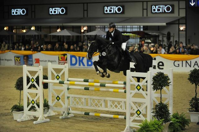 Der erste Sprung, ein Oxer. | Foto: ® Rick Bilderdienst