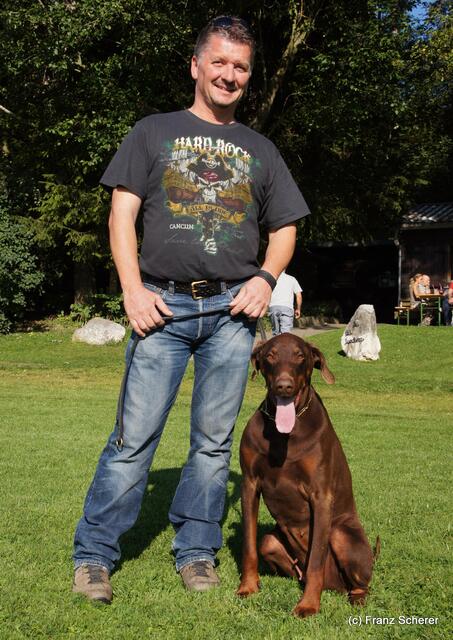 Schäferhundverein Ortsgruppe Friedberg e.V. - Vereinsvorsitzender Christian Danhofer ist mit seiner Hündin amtierender deutscher Meister im Bereich der Fährtenarbeit.