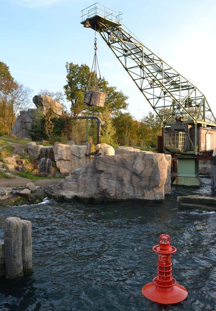 Vom Kran aus werden die Eisbären täglich gefüttert. (Foto: Katja Woidtke)