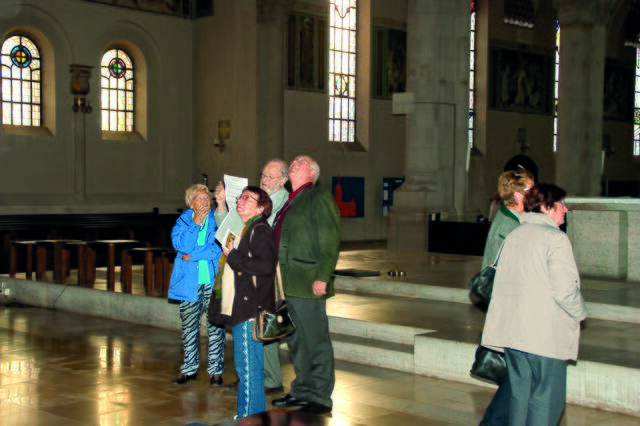 Herz-Jesu-Kirche in Augsburg Pfersee. Klaus Münzer neben Werner Gutmann, von der Arbeitsgemeinschaft 60plus der Landsberger SPD, dem Organisator der Exkursion.