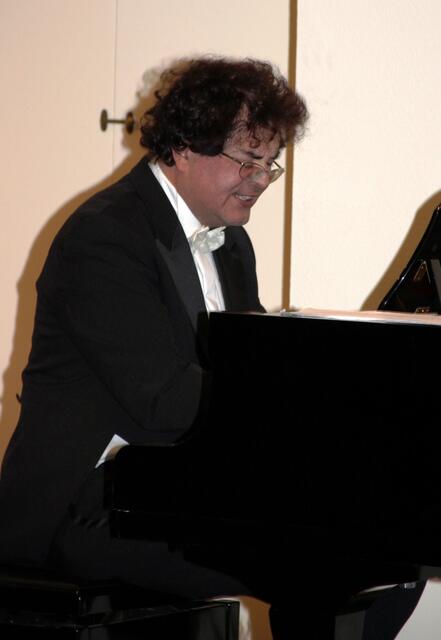 Wolfgang Kraemer überraschte das Publikum mit einer Imitation von Louis Armstrongs Welthit "Wonderful World".