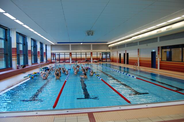Blick vom Eingangsbereich in die Halle