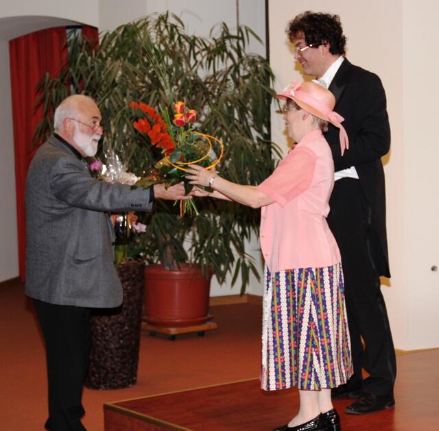 Musikdirektor Manfred-Andreas Lipp (links) bedankte sich bei Roswitha Munz-Walser und Wolfgang Kraemer für einen kurzweiligen und humorvollen Liederabend.