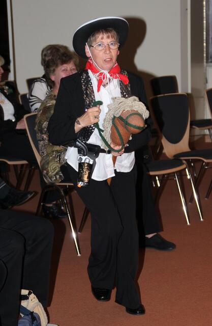 Als liebestoller Sheriff trat Roswitha Munz-Walser mit dem Song "Lady be good" von George Gershwin im Festsaal des Wertinger Schlosses auf.