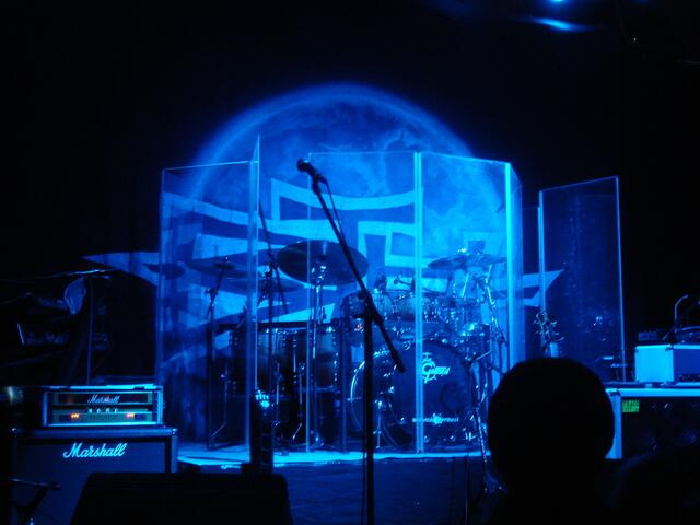 Noch ist das Schlagzeug verwaist, doch es sind nur noch wenige Minuten