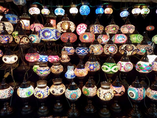 Orientalische Mosaiklampen entführen die Besucher in tausend und eine Nacht