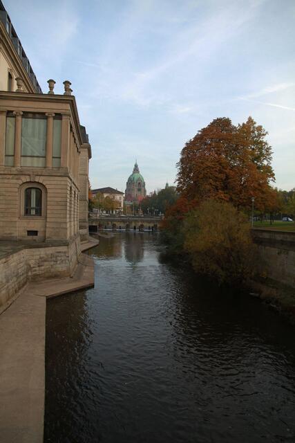 Von der Brücke zum Neuen Rathaus blicken