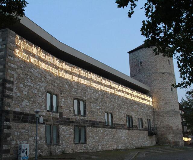 Am Abend leuchtet die Schrift