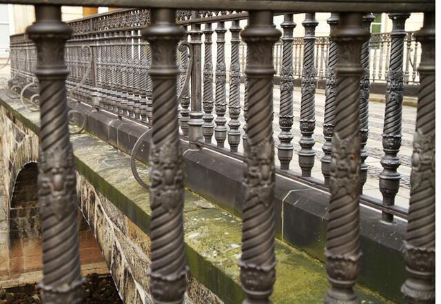 Brücke führt zum Leineschloß. 1686 entstand sie nach Plänen des italienischen Baumeisters Hieronimo Sartorio