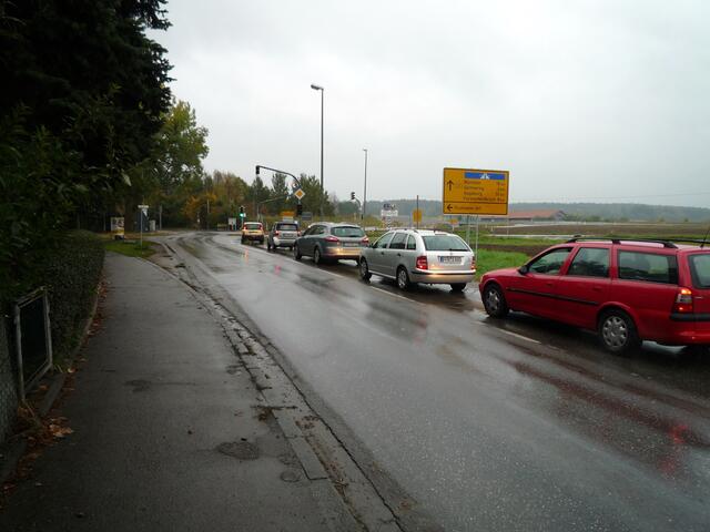 DIe Ampel staut - sogar am Sonntag., wenn kein Querungsverkehr kommt.