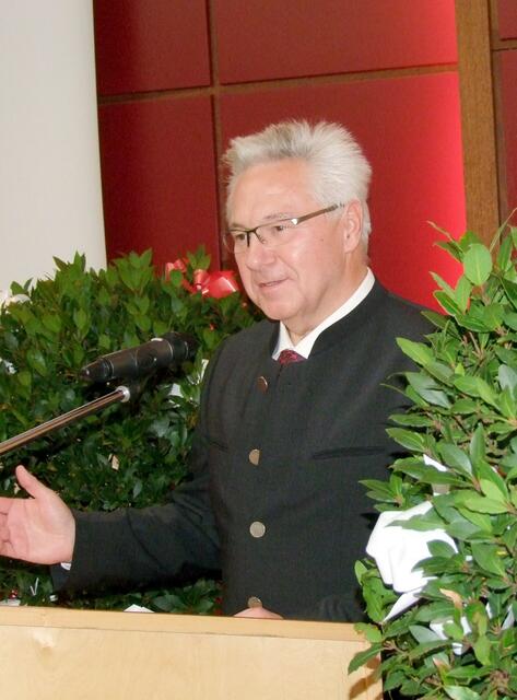Bürgermeister Ludwig Fröhlich heißt die Gäste willkommen ...