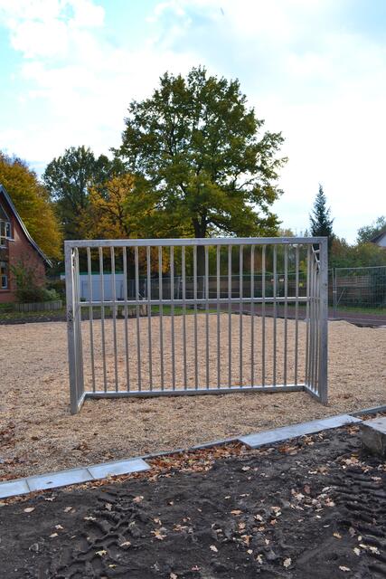 Bald ist auch der Fußballplatz auf dem Kaltenweider Schulhof fertig. (©Katja Woidtke)