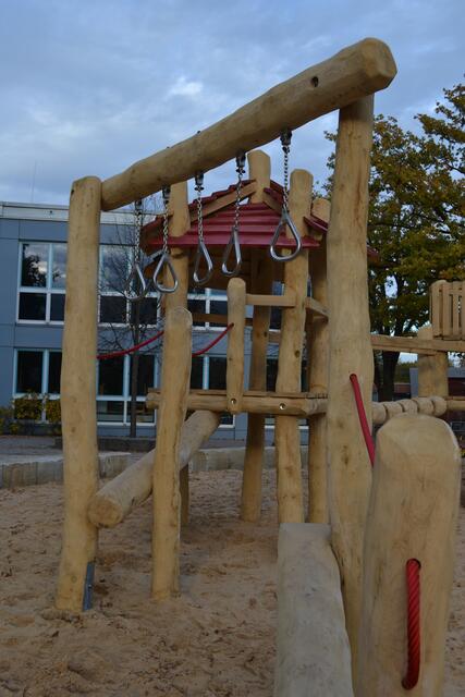 Das bringt Muckis: Kletterlandschaft auf dem Kaltenweider Schulhof (©Katja Woidtke)