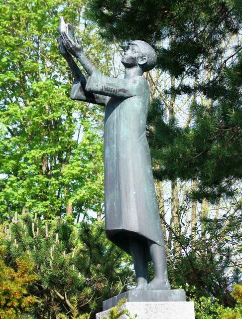 "Jüngling mit Taube" auf dem Städtischen Friedhof