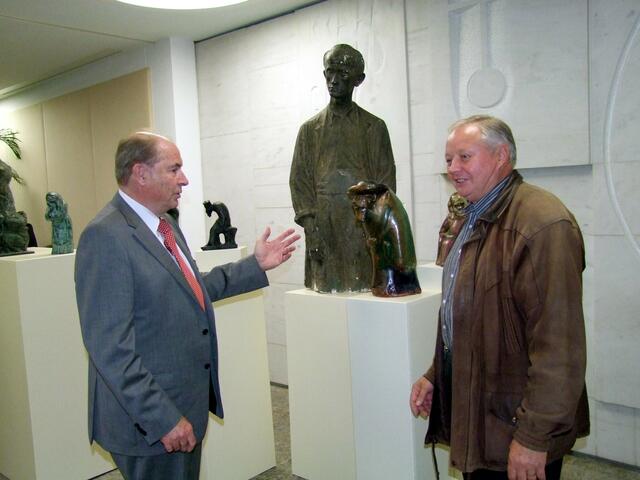 Kunstexperten unter sich. (v.l.n.r.) Stadtrat Erwin Gruber und der Königsbrunner Grabungsleiter Rainer Linke