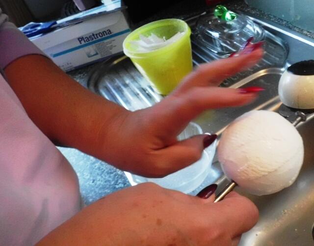 Die Kugeln und Flügel mit den Gipsbinden bekleben. Die Binden halten von allein.