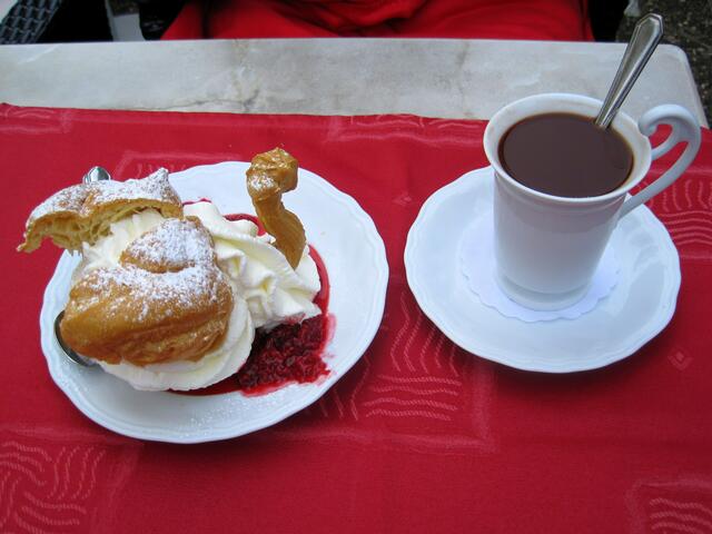 Schwanenwindbeutel mit Vanielleeis, Sahne und heißen Himbeeren, dazu heiße Trinkschokolade - hmmm...