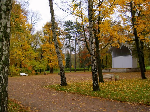 An der Konzerthalle im Kurpark
