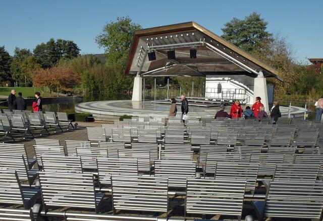 Zentraler Ort für verschiedene kulturelle Veranstaltungen ist die Seebühne inmitten des Kurparks.