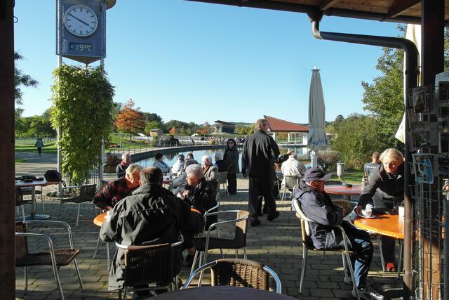 Am Eingangspavillon des Kurparks waren fast alle Plätze besetzt.