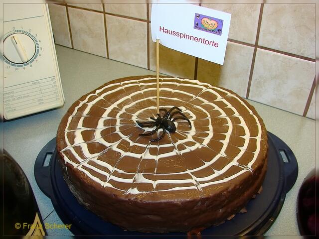 Halloween - Willkommen beim Festmahl des Grauens! Leckerste Spinnentorte als Nachspeise zwischendurch