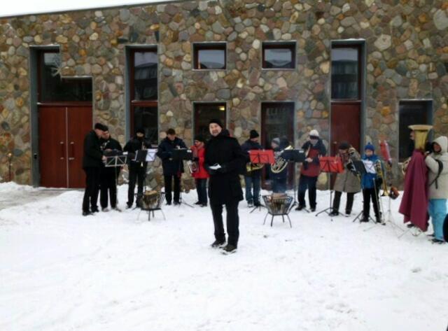 Pastor Andreas Kalkowski begrüßt die Gemeinde in kalter Winterluft  und lädt alle zum Mitsingen ein