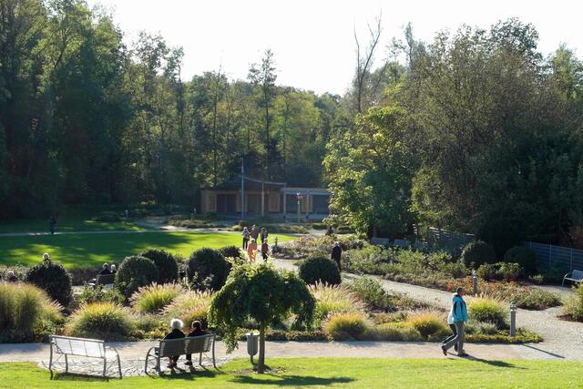 Der Rosengarten des Kurparks, im Hintergrund der Laubengang
