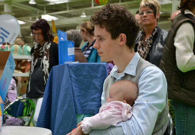 ...und der Papa hört auch aufmerksam zu! *:o)