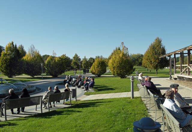 Das milde Herbstwetter machte es möglich, die Sonne längere Zeit im Kurpark zu genießen.