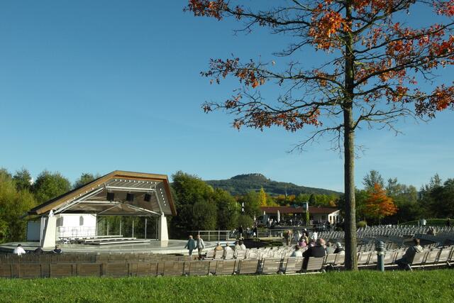 Sichtachse von der Bühneninsel inmitten des Kurparks bis zum Staffelberg
