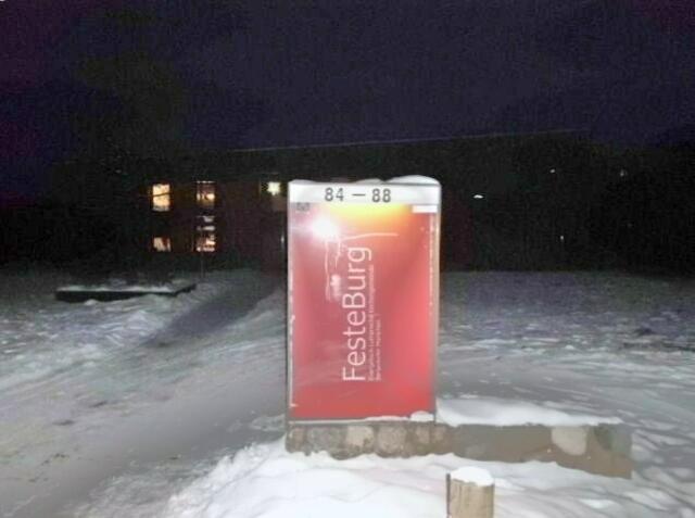 eine leuchtende Wegweisung in dunkler Nacht
