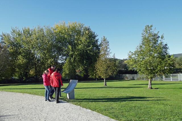 Informationstafeln geben den Parkbesuchern Hinweise darauf, dass 1975 in Staffelstein durch verschiedene Bohrungen nach Heilwasser gesucht wurde.
