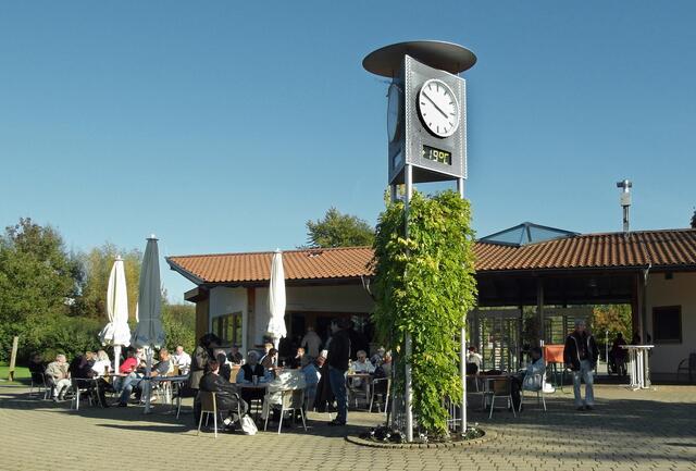 Das Außencafé am Eingangspavillon des Kurparks - Zeit- und Temperaturanzeige stets im Blick.