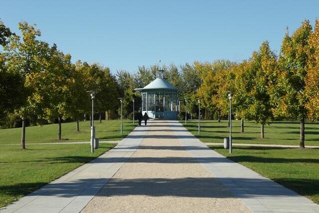 Auf dem Aussichtsberg des Kurparks steht ein runder Säulentempel, der Monopteros.
