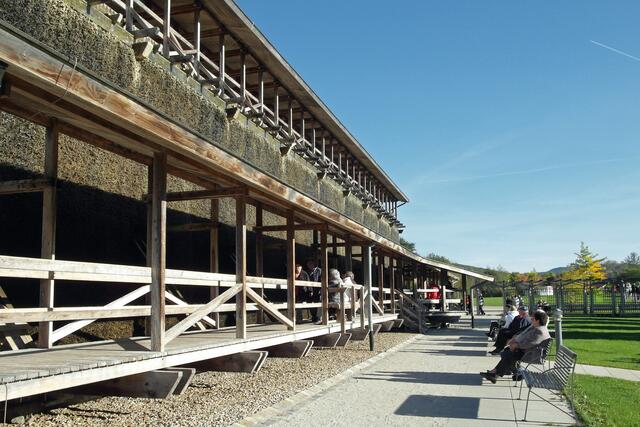 Am Gradierwerk heißt es: Tief durchatmen und der Heilkraft der vernebelten Natursole vertrauen.