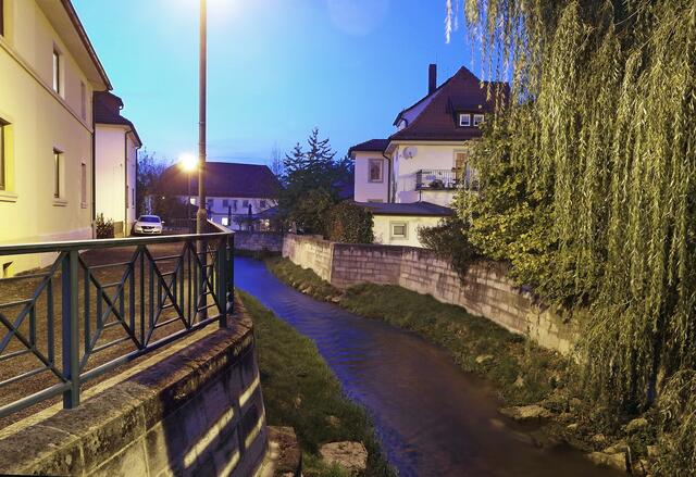 Abseits der Bahnhofstraße ermöglicht ein breiter Fußweg einen Spaziergang am Lauterbach, der mitten durch die Stadt fließt.