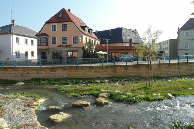 Die Lauter zeigt sich mit wechselnder Flussbreite, mit kleinen Inseln und Kolken (Wasserlöchern) in der Sohle sehr naturnah.