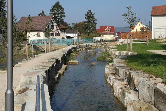 Im Rahmen der Hochwasserschutzmaßnahmen wurden Mauern und Deiche errichtet, um den Abfluss des Lauterbachs zu beschleunigen.
